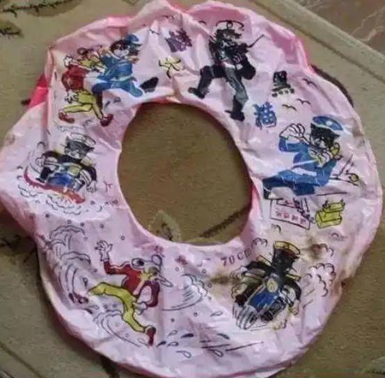 孩子杀手”游泳圈≠救生圈！新葡京水中这两个动作成“(图2)